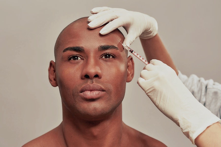 Mann während Behandlung Stirn