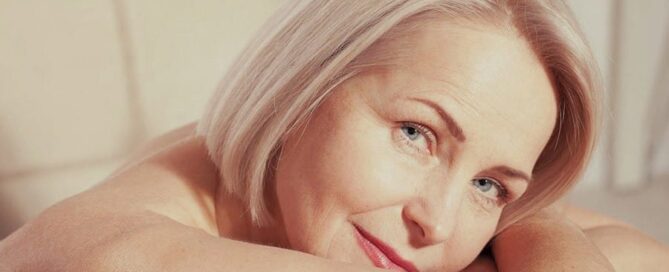 Reife Frau mit glatter, straffer Gesichtshaut